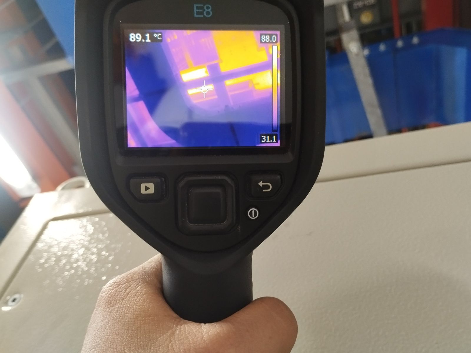 Kamera termal diarahkan ke panel listrik bertegangan, spot 89,1 °C