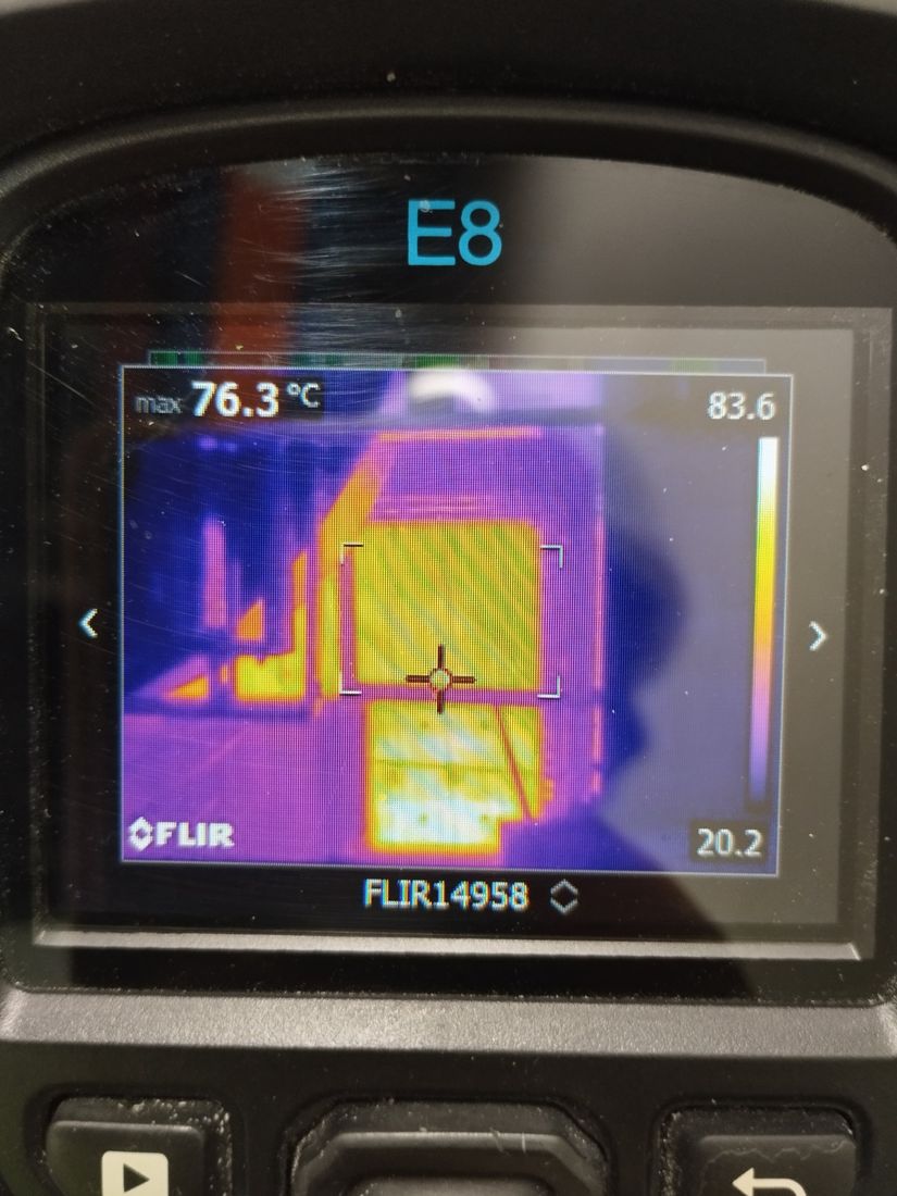Gambar termal komponen panel dengan suhu maksimum 76,3 °C