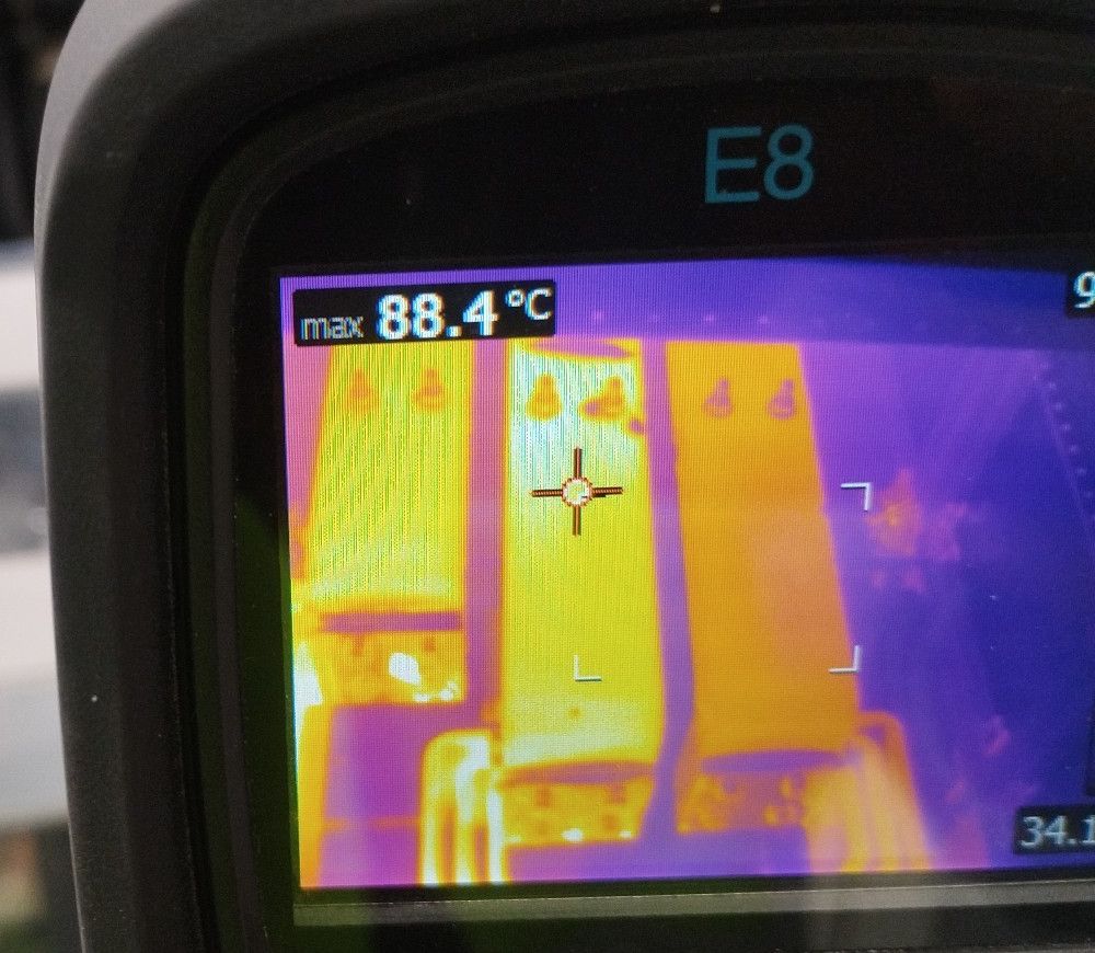 Gambar termal panel listrik dengan suhu maksimum 88,4 °C