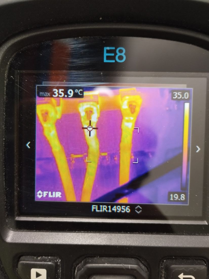 Gambar termal terminasi kabel dengan suhu maksimum 35,9 °C